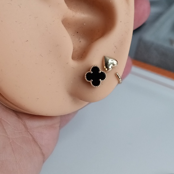 18K Yellow Gold Black Clover Stud Earrings 7mm Flower New Lightweight UNBRANDED - Picture 10 of 11